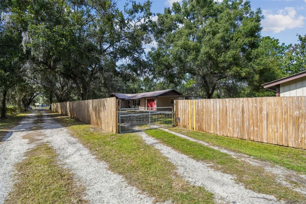 7135 DORMANY LOOP PLANT CITY, FL 33565