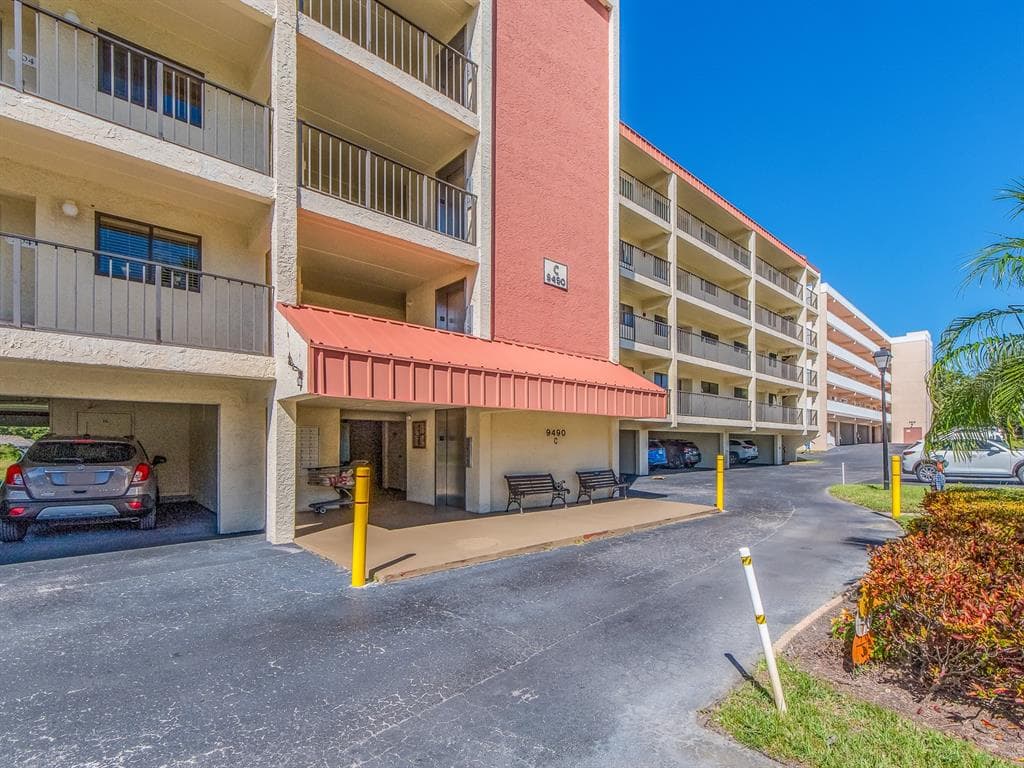 9490 HARBOR GREENS WAY UNIT 305 SEMINOLE, FL 33776