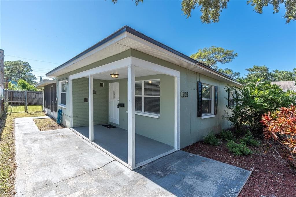 618 GLENOAK STREET N ST PETERSBURG, FL 33703