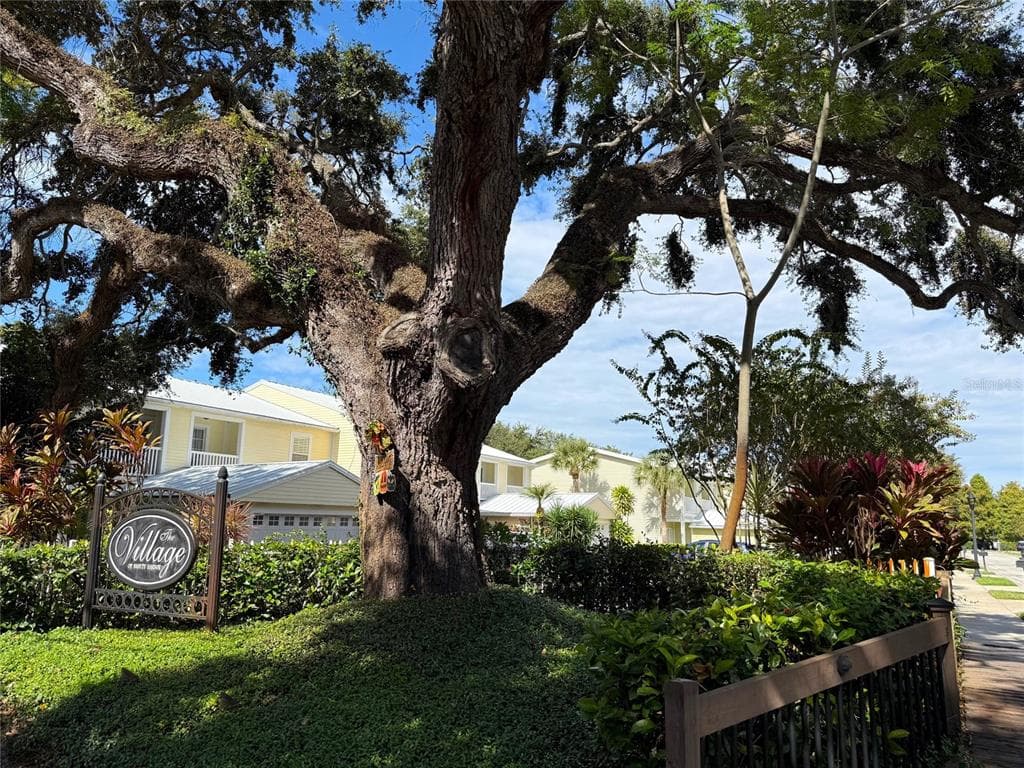 915 WOODBRIDGE COURT SAFETY HARBOR, FL 34695