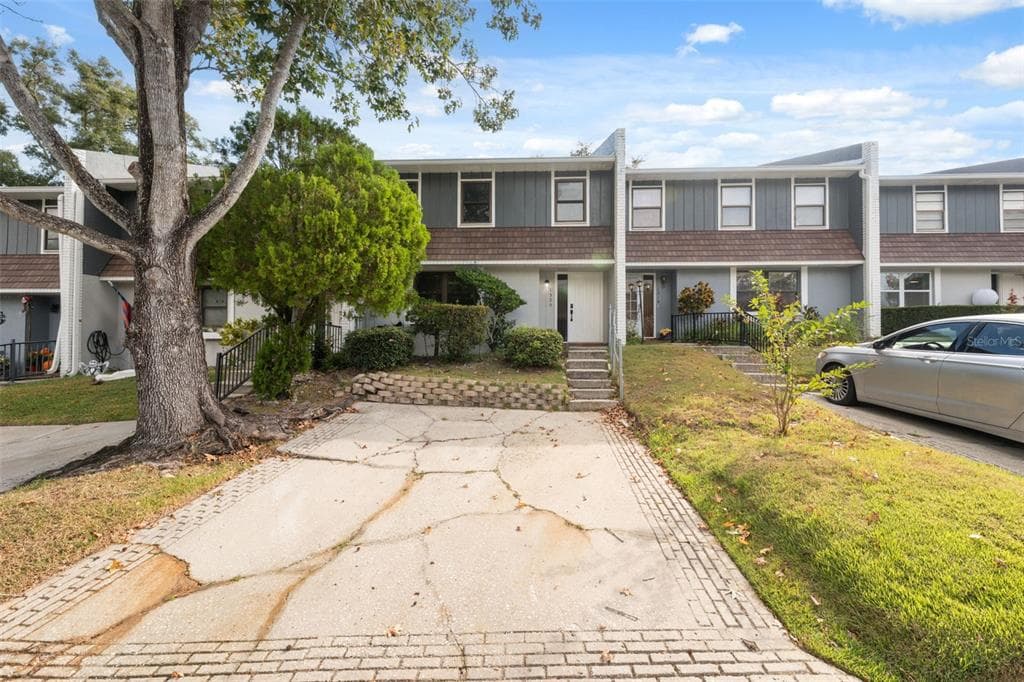 1325 ABBEY CRESCENT LANE CLEARWATER, FL 33759