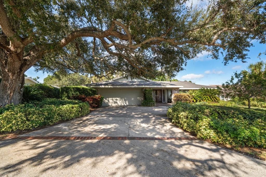 308 EASTLEIGH DRIVE BELLEAIR, FL 33756