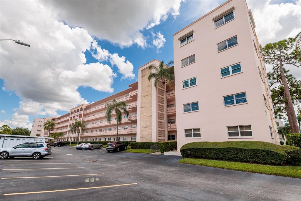 5623 80TH STREET N UNIT 504 ST PETERSBURG, FL 33709