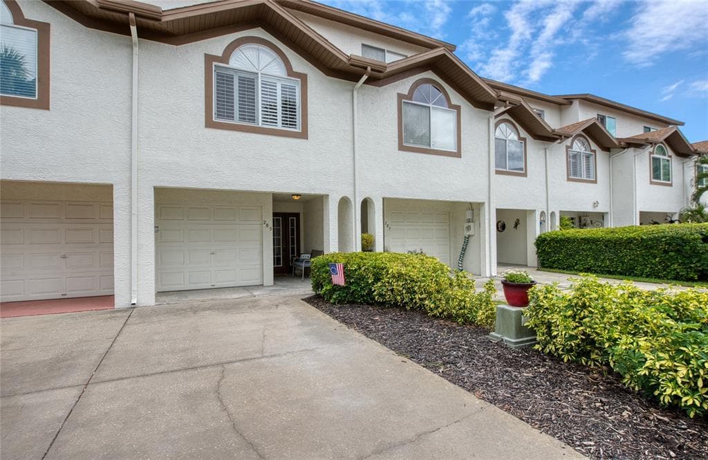 285 MADEIRA CIRCLE TIERRA VERDE, FL 33715