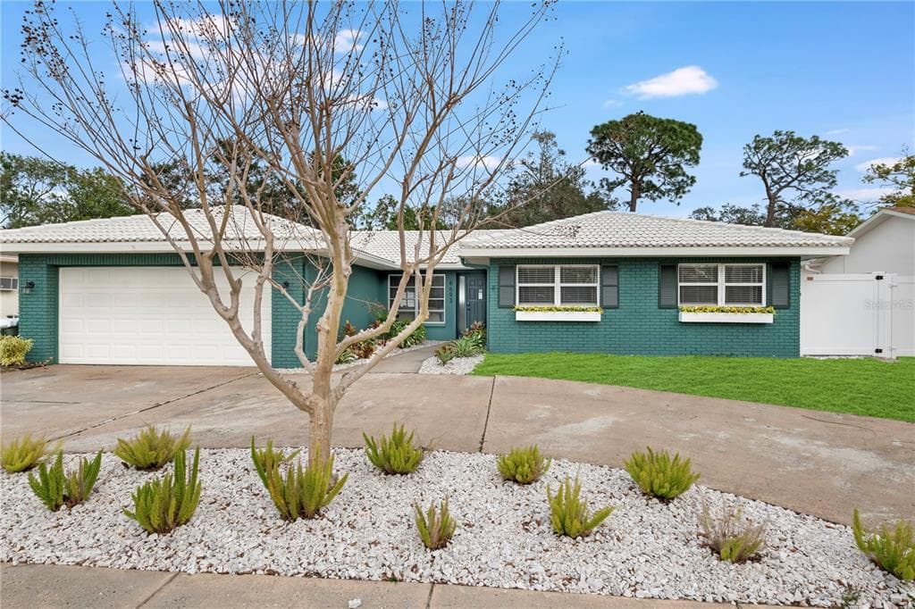 8693 PINETREE DRIVE E SEMINOLE, FL 33772