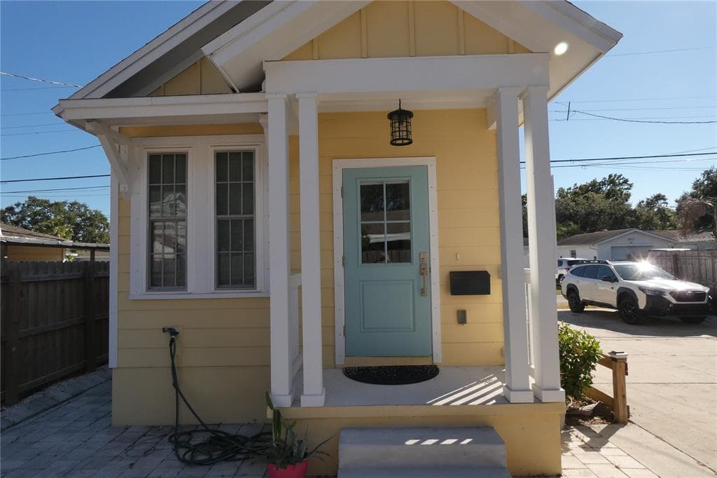 220 43RD AVENUE N rear apt ST PETERSBURG, FL 33703