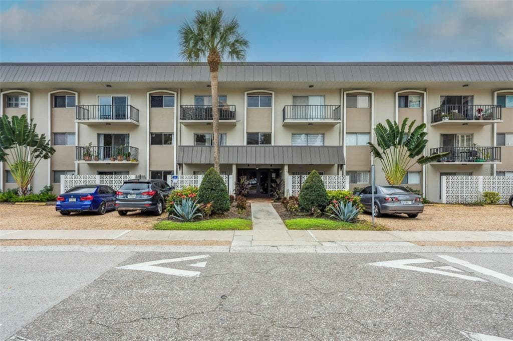 4606 W GRAY STREET UNIT 105 TAMPA, FL 33609