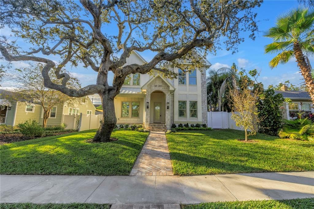 300 28TH AVENUE N ST PETERSBURG, FL 33704