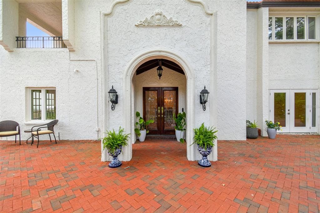 1021 GUISANDO DE AVILA TAMPA, FL 33613