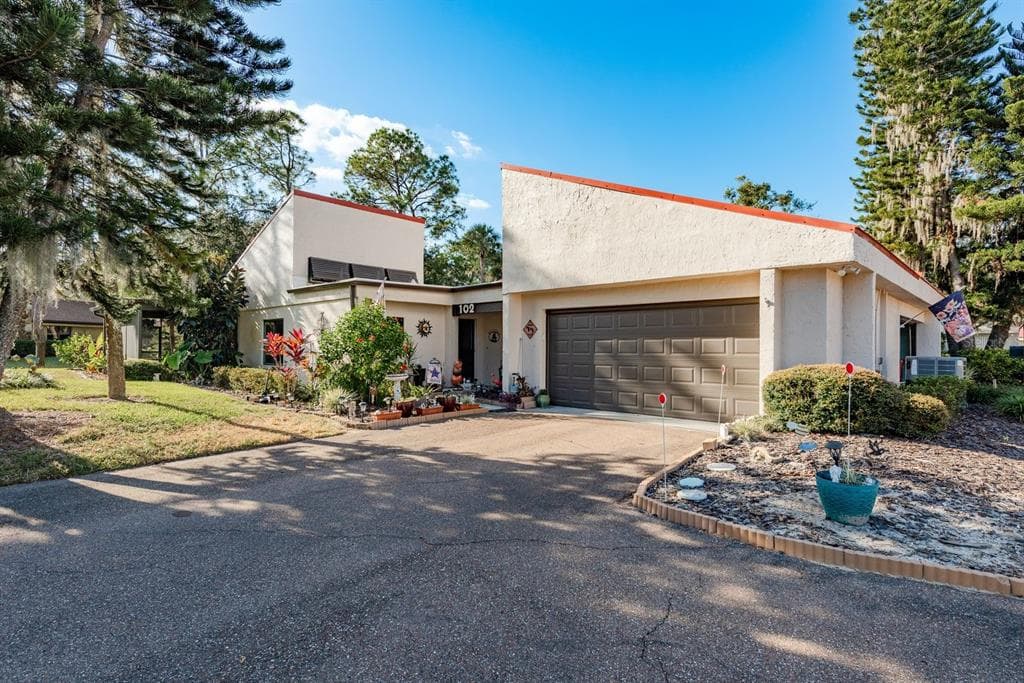 102 CAPRI COURT S PLANT CITY, FL 33566
