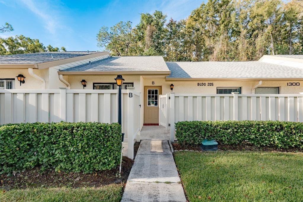 1300 SHADY PINE WAY UNIT B TARPON SPRINGS, FL 34688