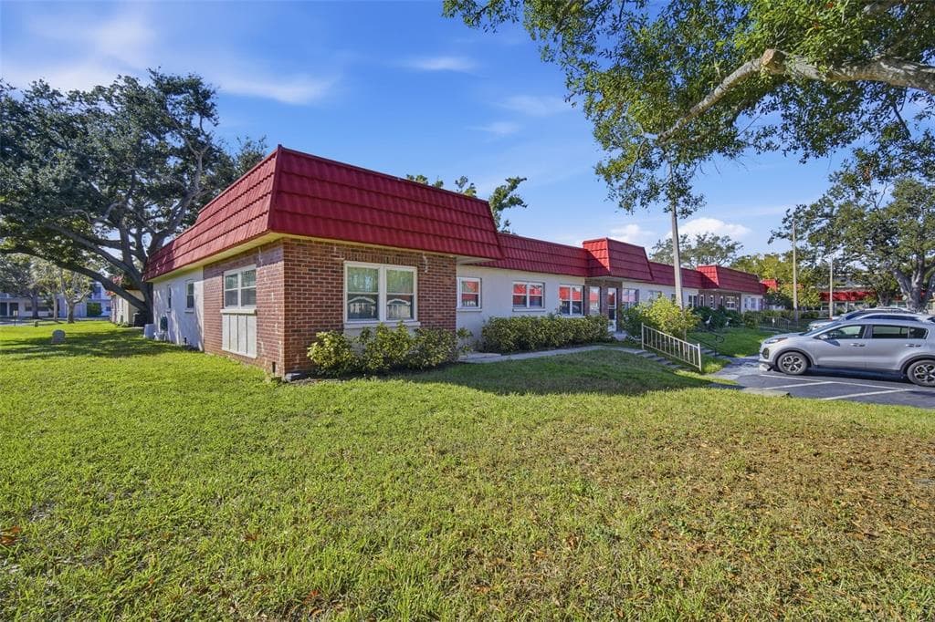 5865 37TH AVENUE N UNIT 19 ST PETERSBURG, FL 33710