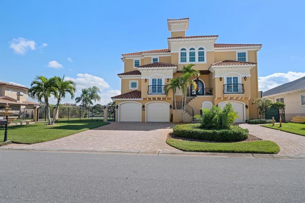 211 POINCIANA LANE LARGO, FL 33770