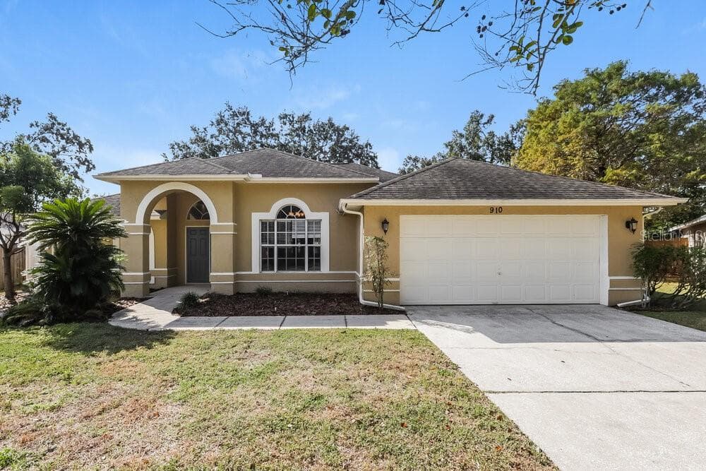 910 CLEARCREEK DRIVE TAMPA, FL 33613