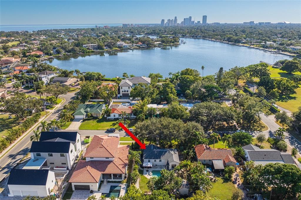 325 33RD AVENUE NE ST PETERSBURG, FL 33704