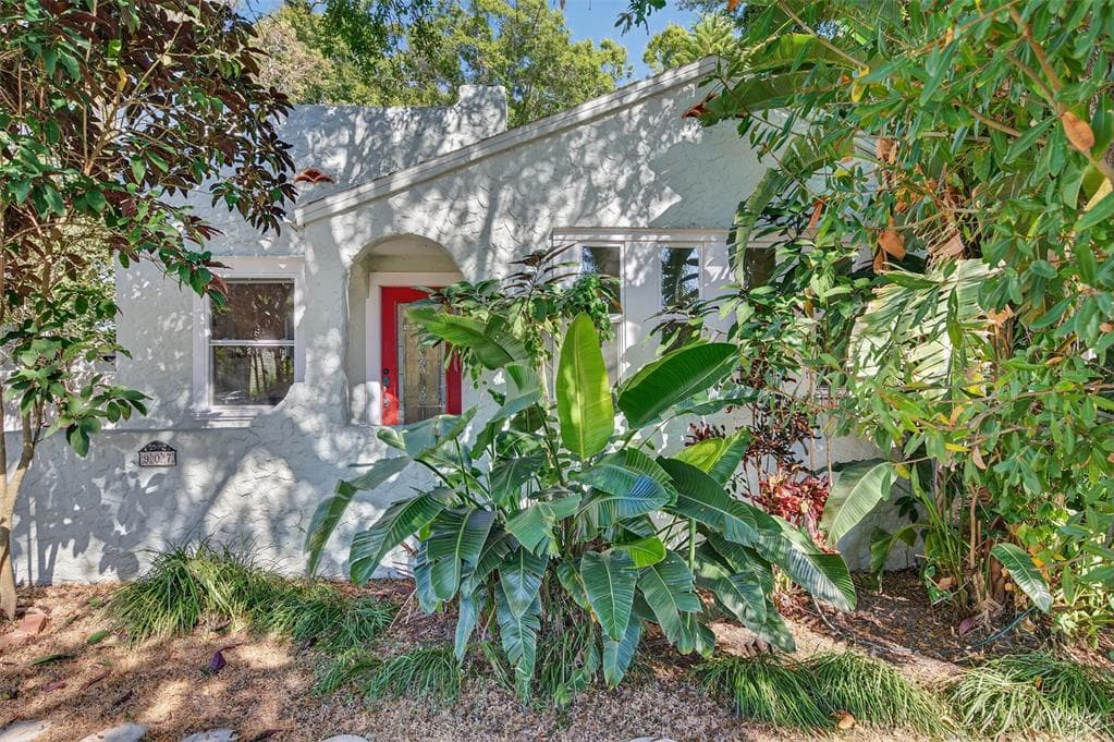 907 W WOODLAWN AVENUE TAMPA, FL 33603