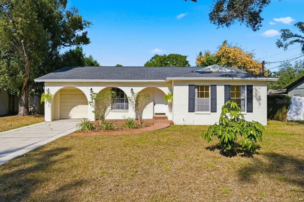 2105 W BARCLAY ROAD TAMPA, FL 33612
