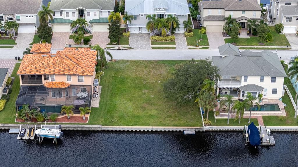 316 MANATEE LANE TARPON SPRINGS, FL 34689