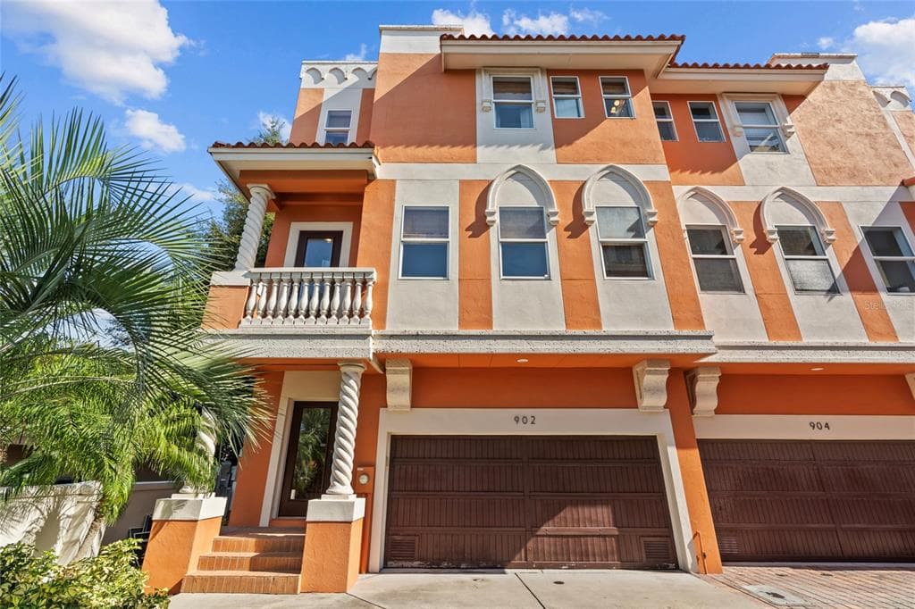 902 VILLA VENICIA WAY