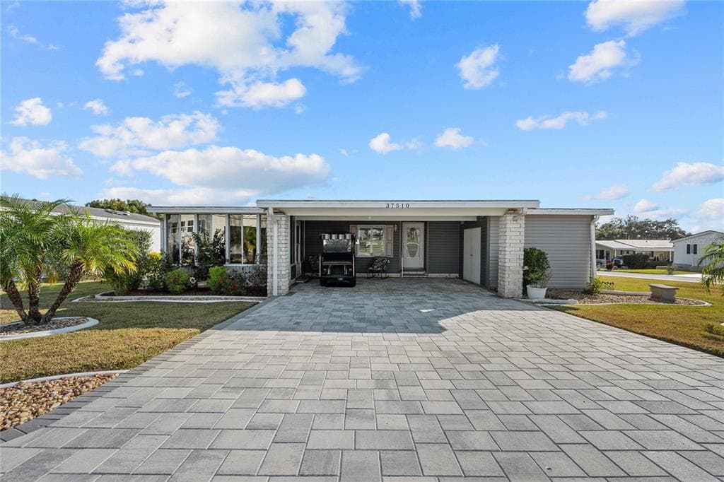 37510 NEW HORIZONS BOULEVARD ZEPHYRHILLS, FL 33541