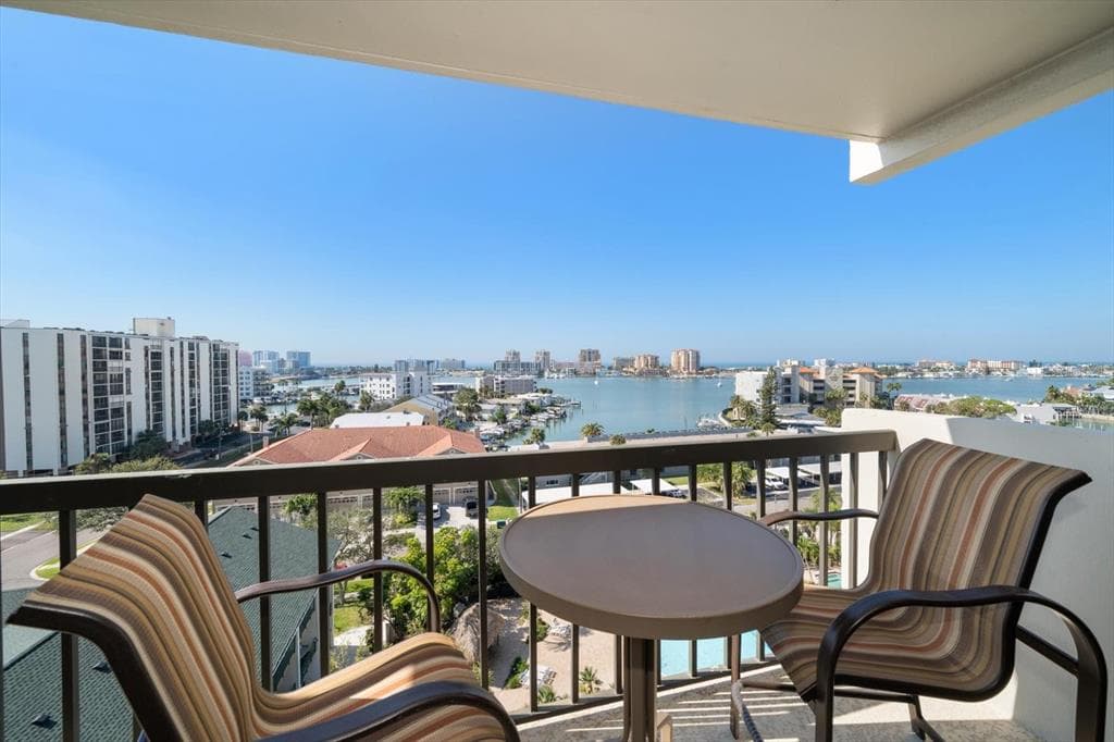 400 ISLAND WAY UNIT 901 CLEARWATER BEACH, FL 33767