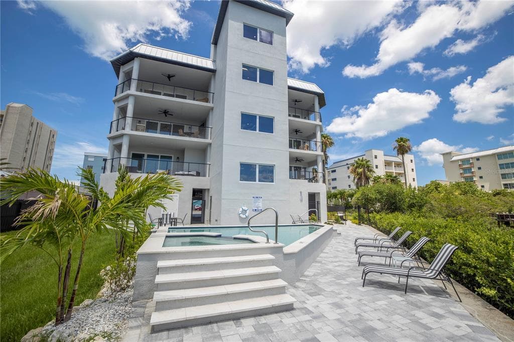 19505 GULF BOULEVARD UNIT 304 INDIAN SHORES, FL 33785