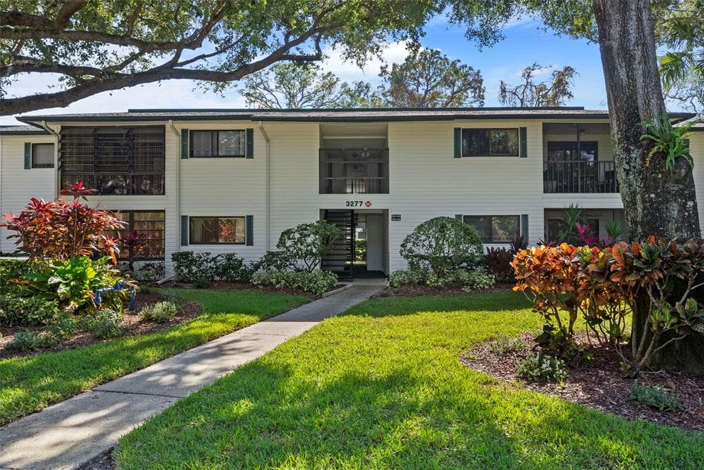 3277 FOX CHASE CIRCLE N UNIT 105 PALM HARBOR, FL 34683