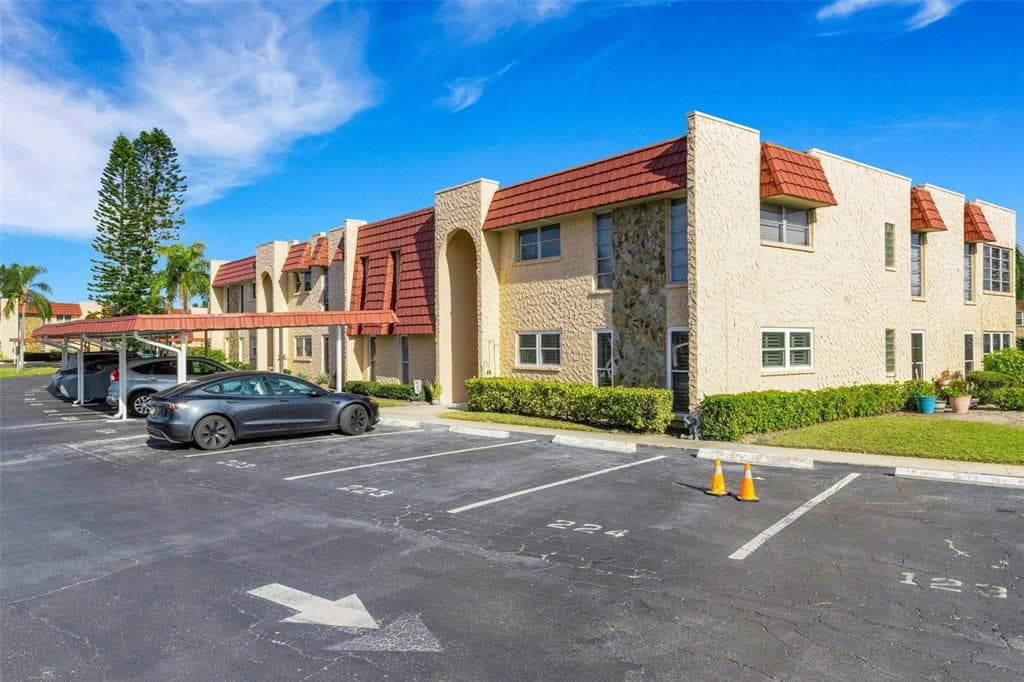 122 BUTTONWOOD CIRCLE UNIT 122 SEMINOLE, FL 33777
