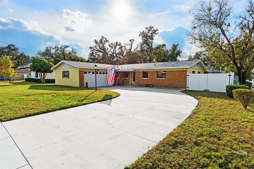 1233 LORIE CIRCLE BRANDON, FL 33510