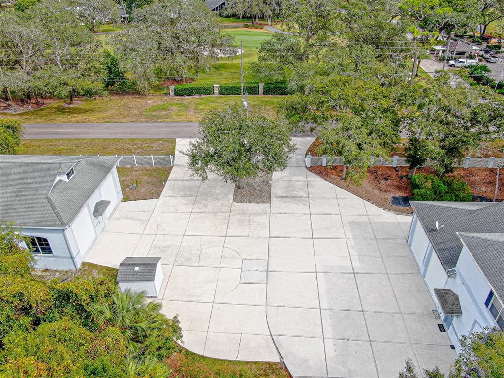 920 E LAKE DRIVE TARPON SPRINGS, FL 34688