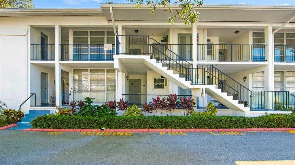 2950 W BAY DRIVE UNIT A2 BELLEAIR BLUFFS, FL 33770