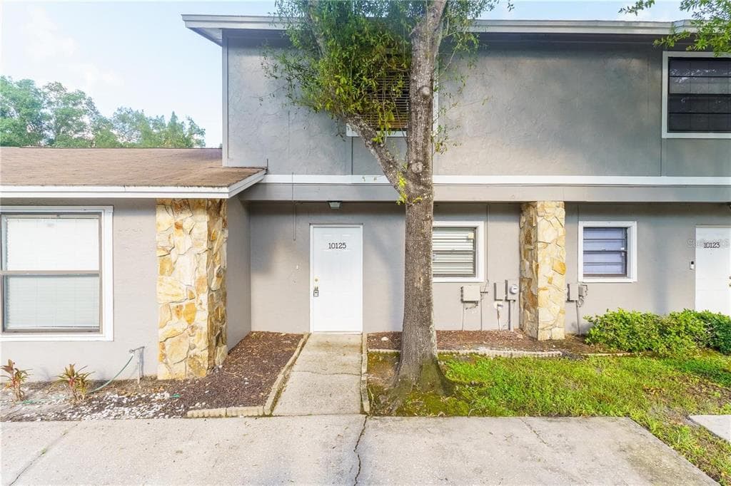 10125 LAKE OAK CIR TAMPA, FL 33624