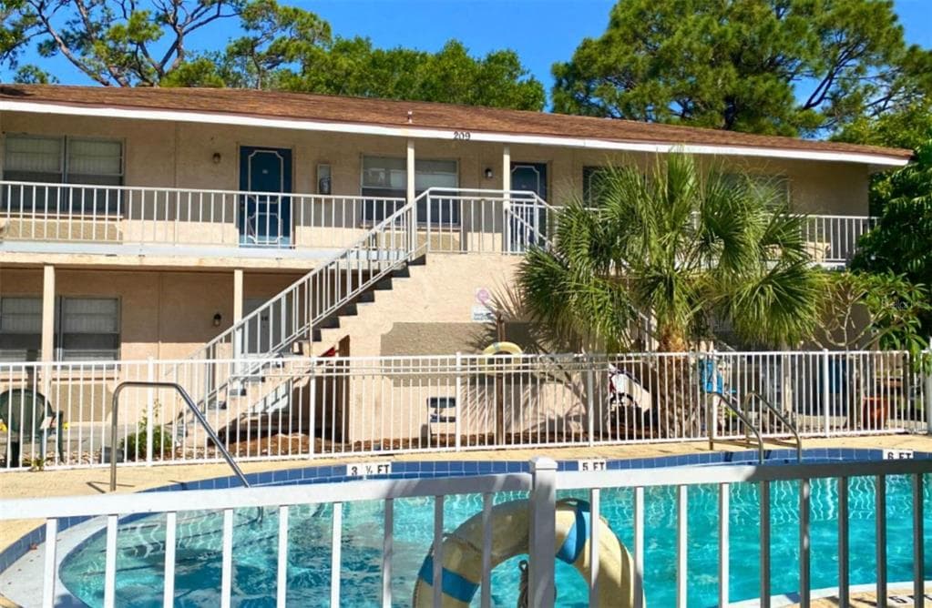 209 NW JEFFERSON CIRCLE N UNIT 10 ST PETERSBURG, FL 33702