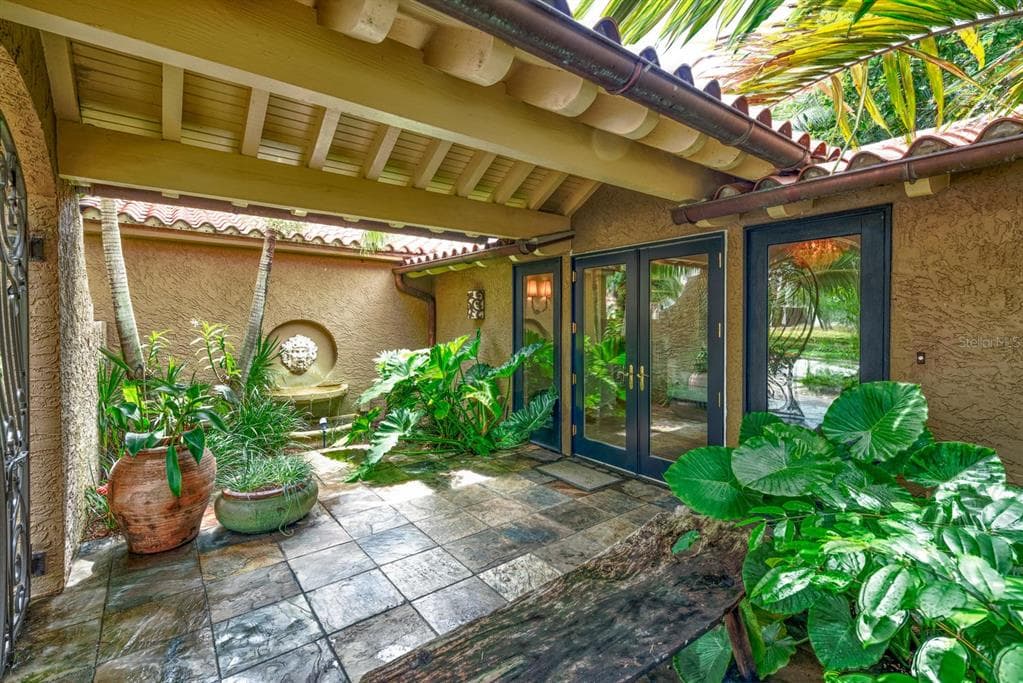 808 BRIGHTWATERS BOULEVARD NE ST PETERSBURG, FL 33704