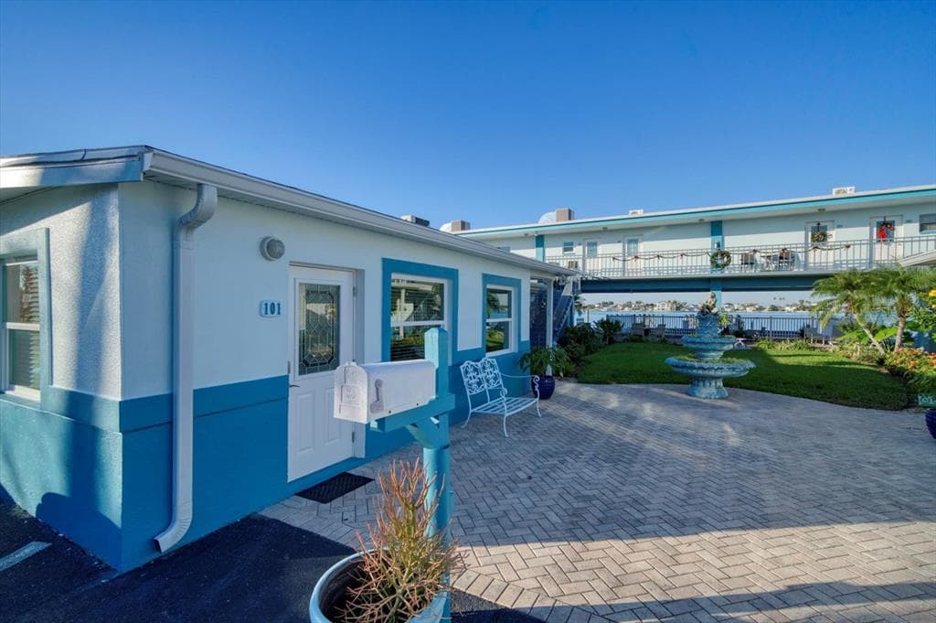 16 PARADISE LANE UNIT 101 ST PETERSBURG, FL 33706