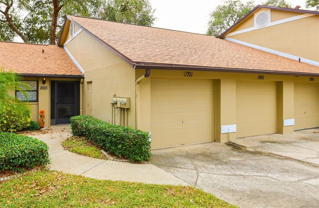 1695 HAMILTON COURT DUNEDIN, FL 34698