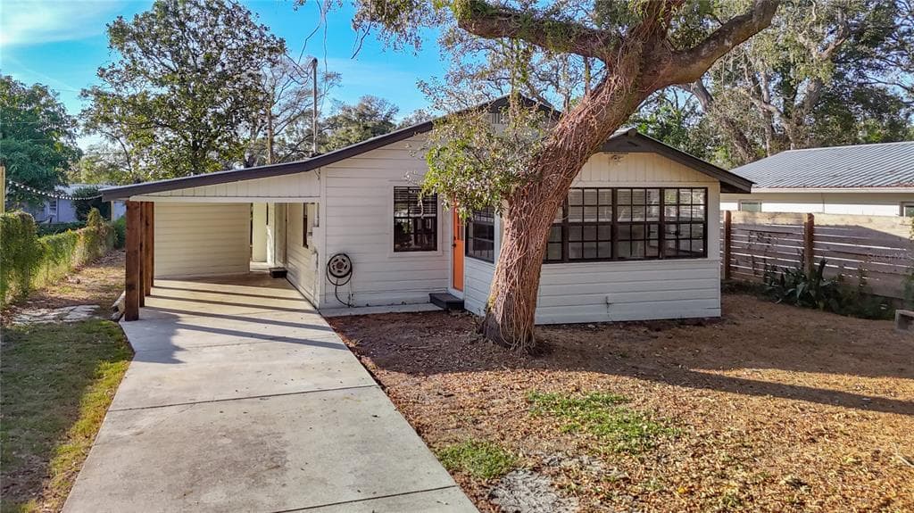 8906 N ORLEANS AVENUE TAMPA, FL 33604