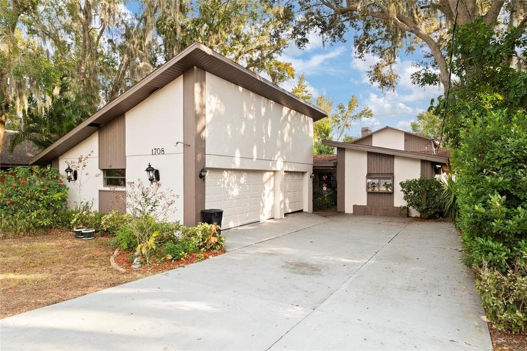 1708 RICHARD ERVIN PARKWAY TARPON SPRINGS, FL 34688