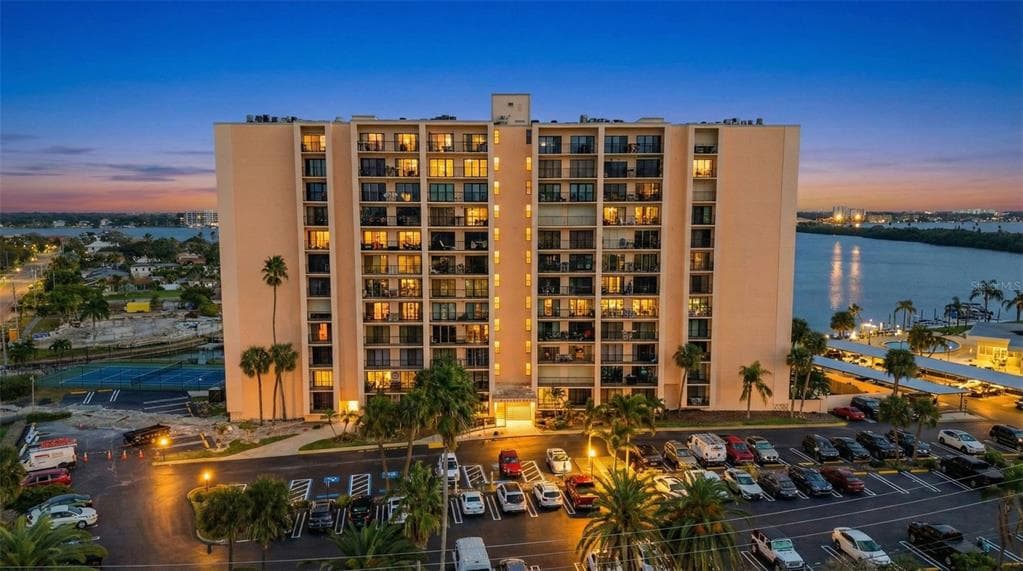 51 ISLAND WAY UNIT 311 CLEARWATER BEACH, FL 33767