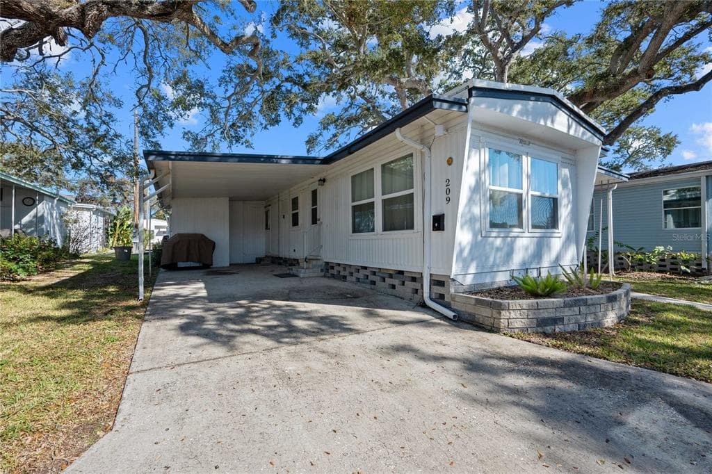 585 SKY HARBOR DRIVE UNIT 209