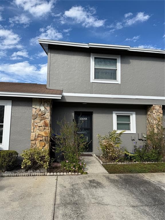 10053 LAKE OAK CIRCLE TAMPA, FL 33624
