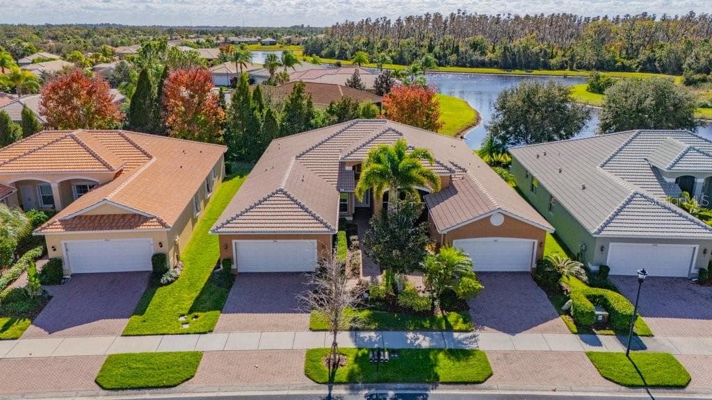 15816 AURORA LAKE CIRCLE WIMAUMA, FL 33598