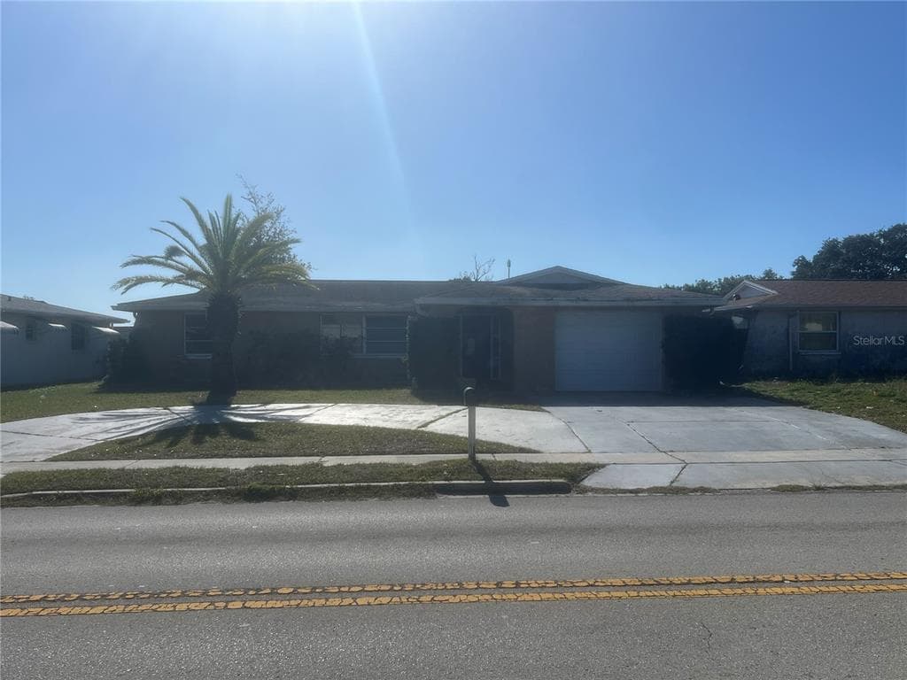 5626 MOOG ROAD HOLIDAY, FL 34690