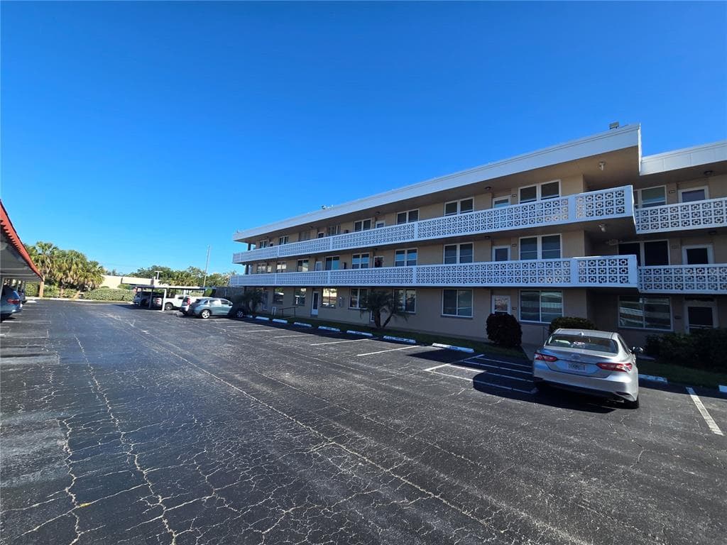 5095 BAY STREET NE UNIT 310 ST PETERSBURG, FL 33703