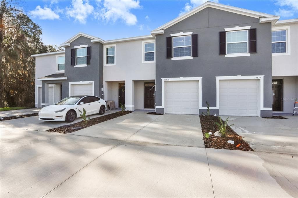 32828 PEZ LANDING LANE WESLEY CHAPEL, FL 33543