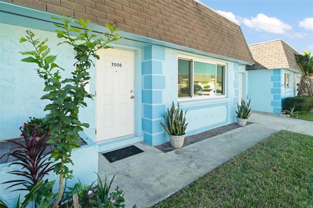 7050 VERSAILLES N PINELLAS PARK, FL 33781