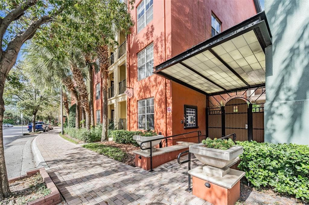 2410 W AZEELE STREET UNIT 220 TAMPA, FL 33609