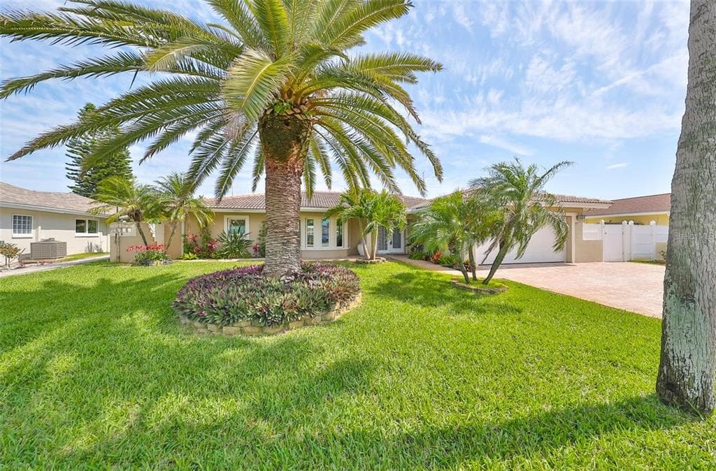 6429 LAKE SUNRISE DRIVE APOLLO BEACH, FL 33572