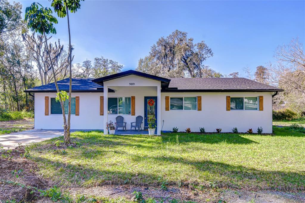 909 LAKE CHARLES CIRCLE LUTZ, FL 33548