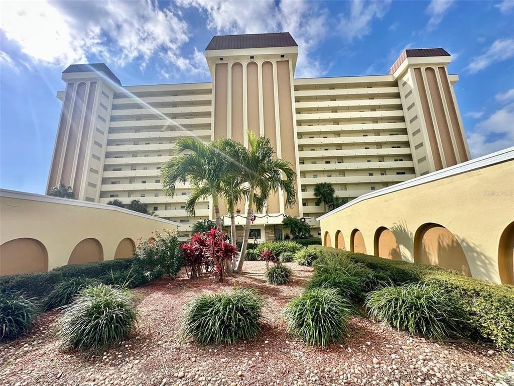 4550 COVE CIRCLE UNIT 905 ST PETERSBURG, FL 33708